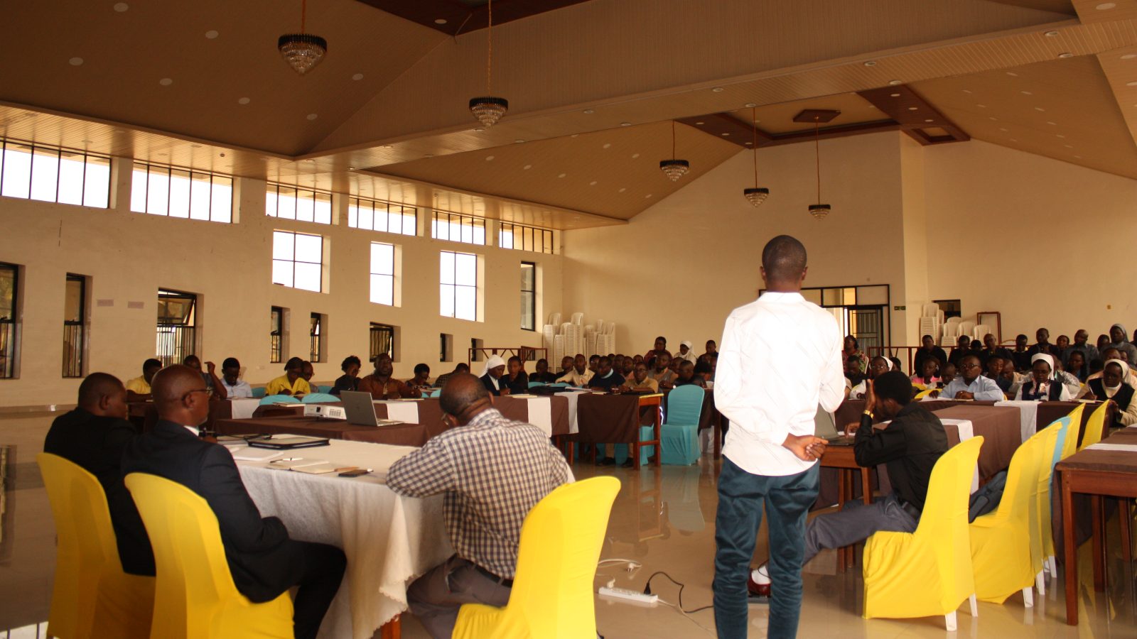 Abayobozi bagize umwanya wo gushimira amashuri yitwaye neza mu bizamini bya Leta banabagezaho ibanga bakoresheje