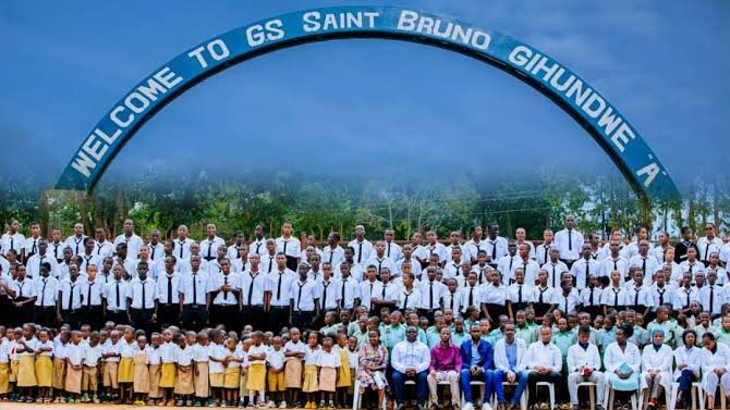 Rusizi: GS St Bruno Gihundwe A yizihije imyaka 102, abanyeshuri bakicara ku misambi kubera ubucucike n' ibura ry’intebe