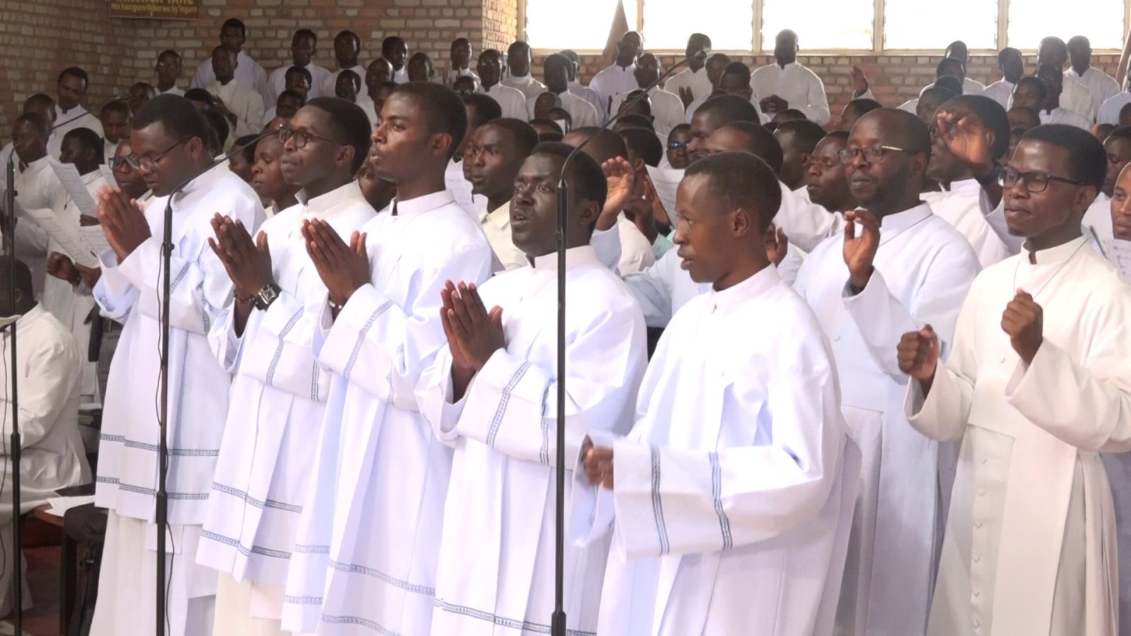Ku nshuro ya kane, Abaseminari bakuru bakoreye urugendo nyobokamana i Kibeho