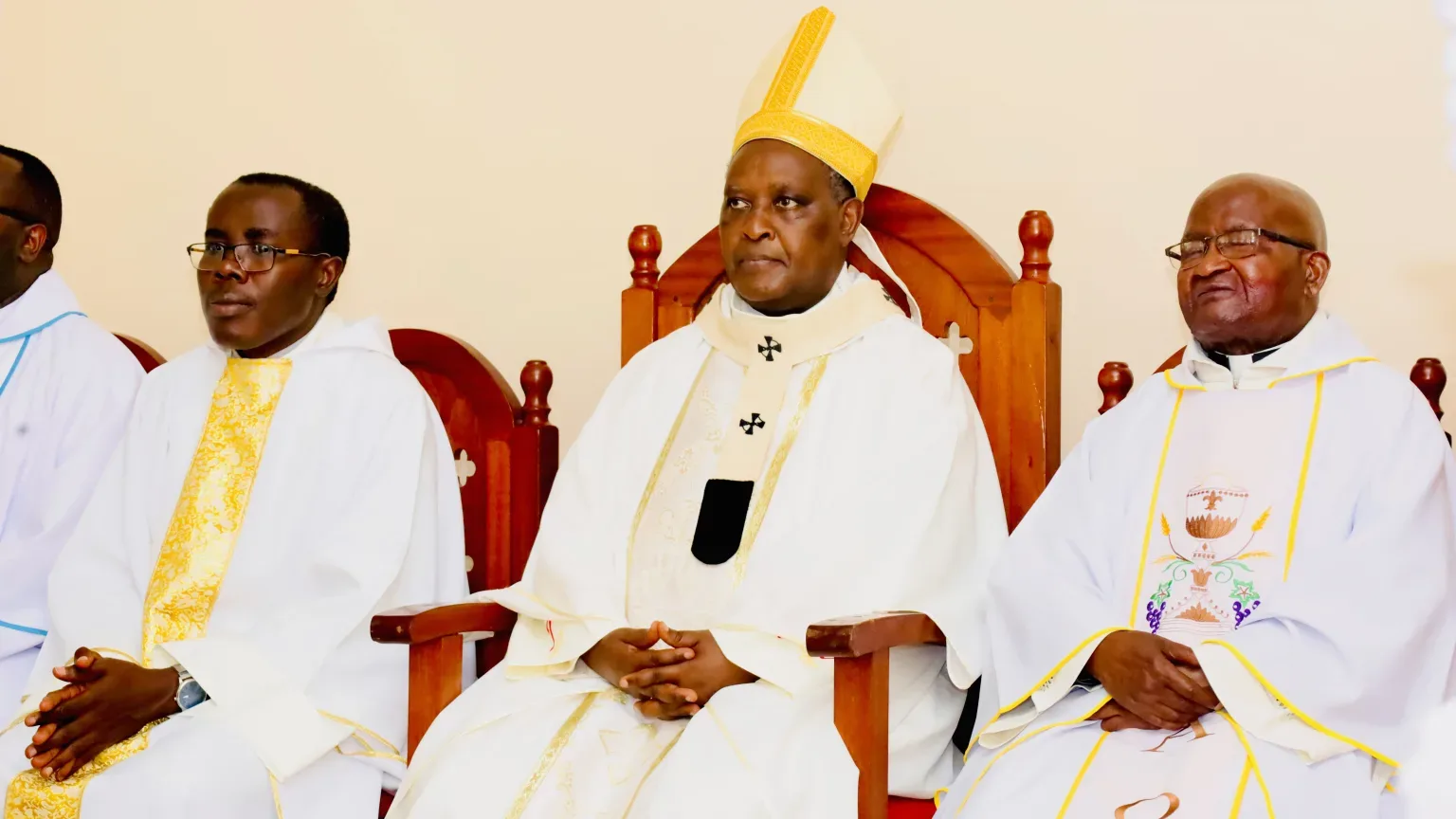 Padiri Vedaste Nsengiyumva i bumoso, Antoine Karidinali Kambanda  hagati na Myr Musenyeri André Havugimana i buryo , wari umuyobozi wayo ,  yakomerekejwe bikomeye n’amasasu yarashwe  ubwo yangaga guha abicanyi abari bahungiye muri Seminari ya Ndera mu gihe cya Jenoside Yokorewe Abatutsi mu 1995