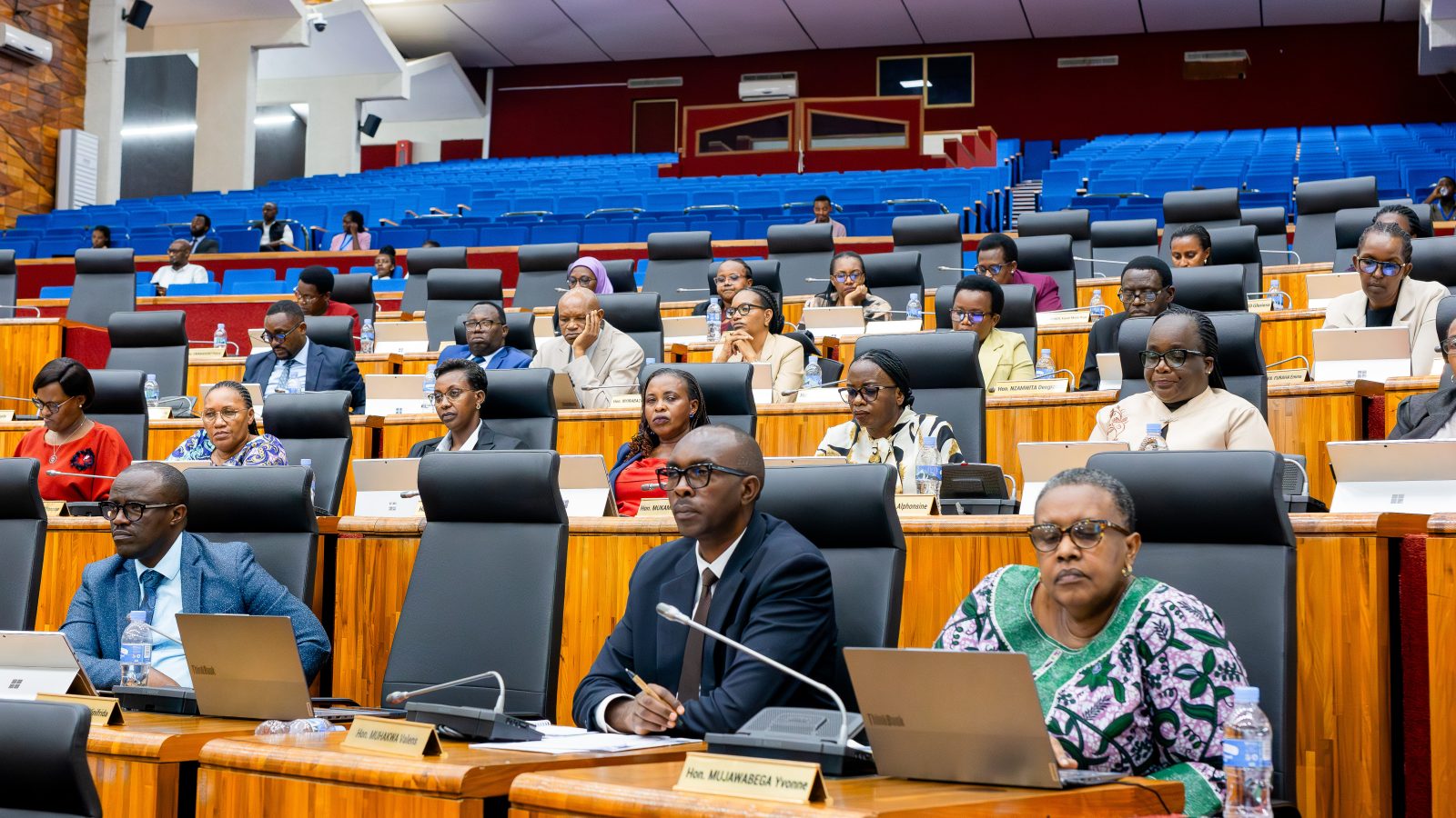 Abadepite bagaragaje uko bakiriye ibisonauro bahawe