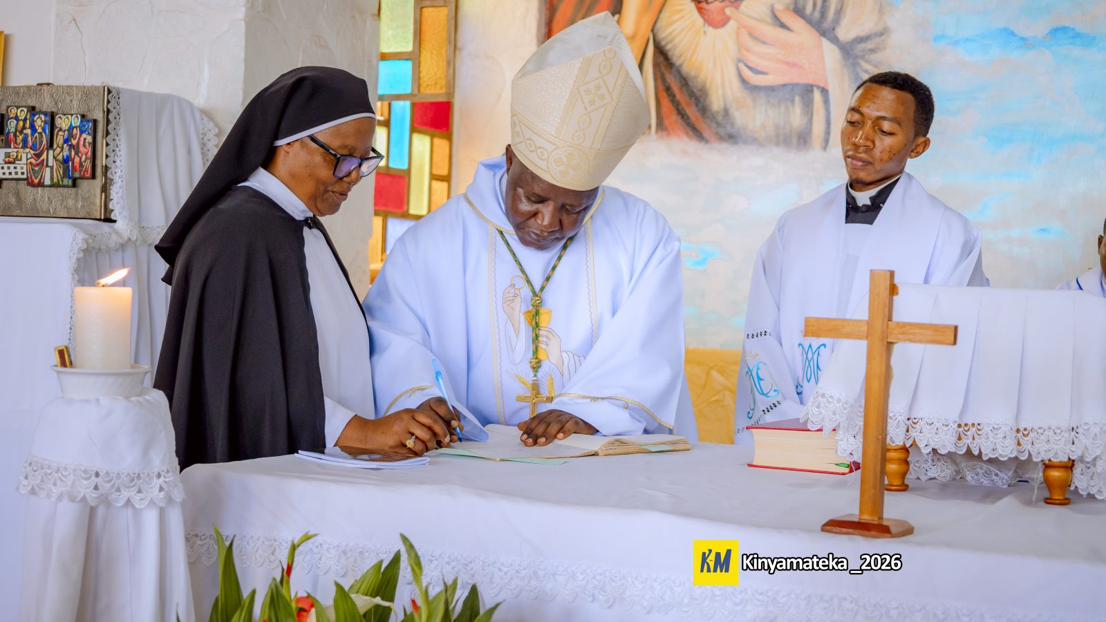 Musenyeri Balthazar Ntivuguruzwa yashyize umukono ku masezerano y'ababikira basezeranye
