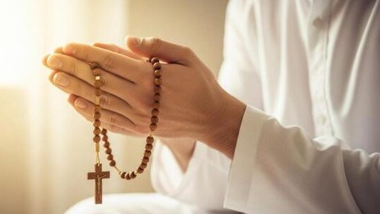 Abakirisitu hirya no hino ku Isi batangiye gusengera Papa Leo XIV ugiye kubagwa.