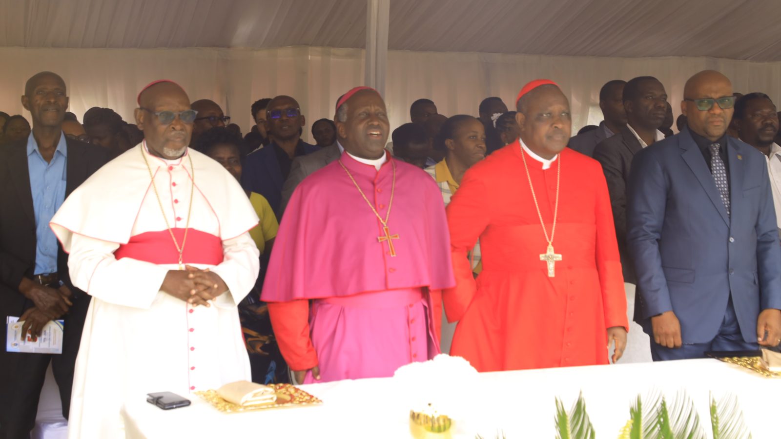 Dr. Nelson Mbarushimana, Umuyobozi w’Ikigo cy’Igihugu Gishinzwe Uburezi Bw’Ibanze, wari uhagarariye Minisitiri w’Uburezi, ari kumwe n'Abepiskopi bitabiriye ibirori bya Yubile