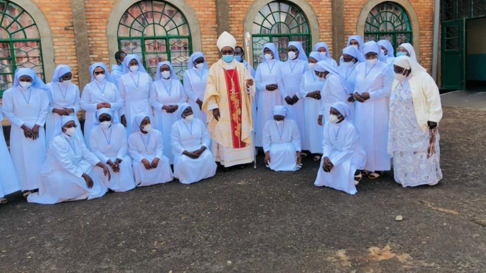 Ku wa 1 Gicurasi 1998, Mama Adria Nyirabarima yatangije Umuryango w’Ababikira b’Akana Yezu, maze Ababikira 25 ba mbere basezeranye bwa mbere mu muryango kuwa  23 Kanama 2021, amasezerano yakiriwe na Myr Edouard Sinayobye