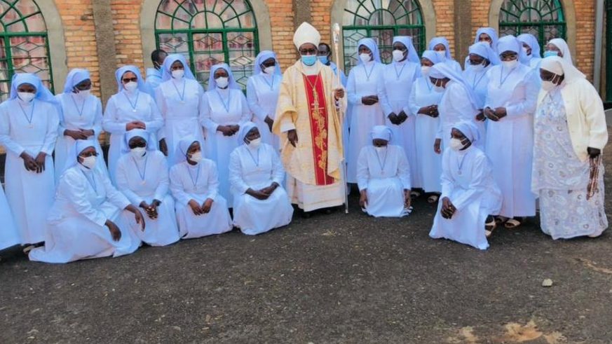 Ababikira 25 ba mbere basezeranye bwa mbere mu muryango w’ababikira b’Akana Yezu. Ayo masezerano yakiriwe na Nyiricyubahiro Musenyeri Edouard SINAYOBYE tariki ya 23 Kanama 2021 mu misa yaturiye mu rugo rukuru rw’uwo muryango ruherereye mu Rusayo ho muri Paruwasi Mushaka.