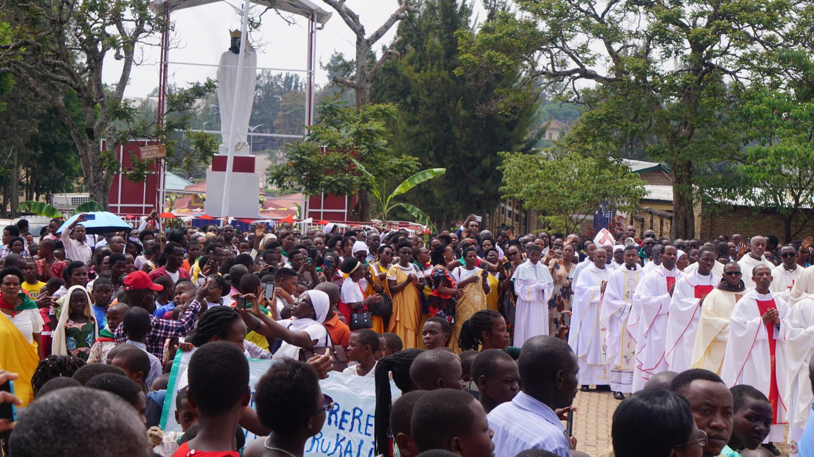 iyi foto yafashwe mu 2024, imbaga y'abakiristu baje kwizihiza no kwamamaza ingoma ya kristu umwami w'ibiremwa byose