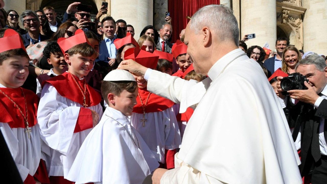 Abanyeshuri bo muri Chicago bateguriye Papa Leo XIV impano yo kumwifuriza gukira vuba