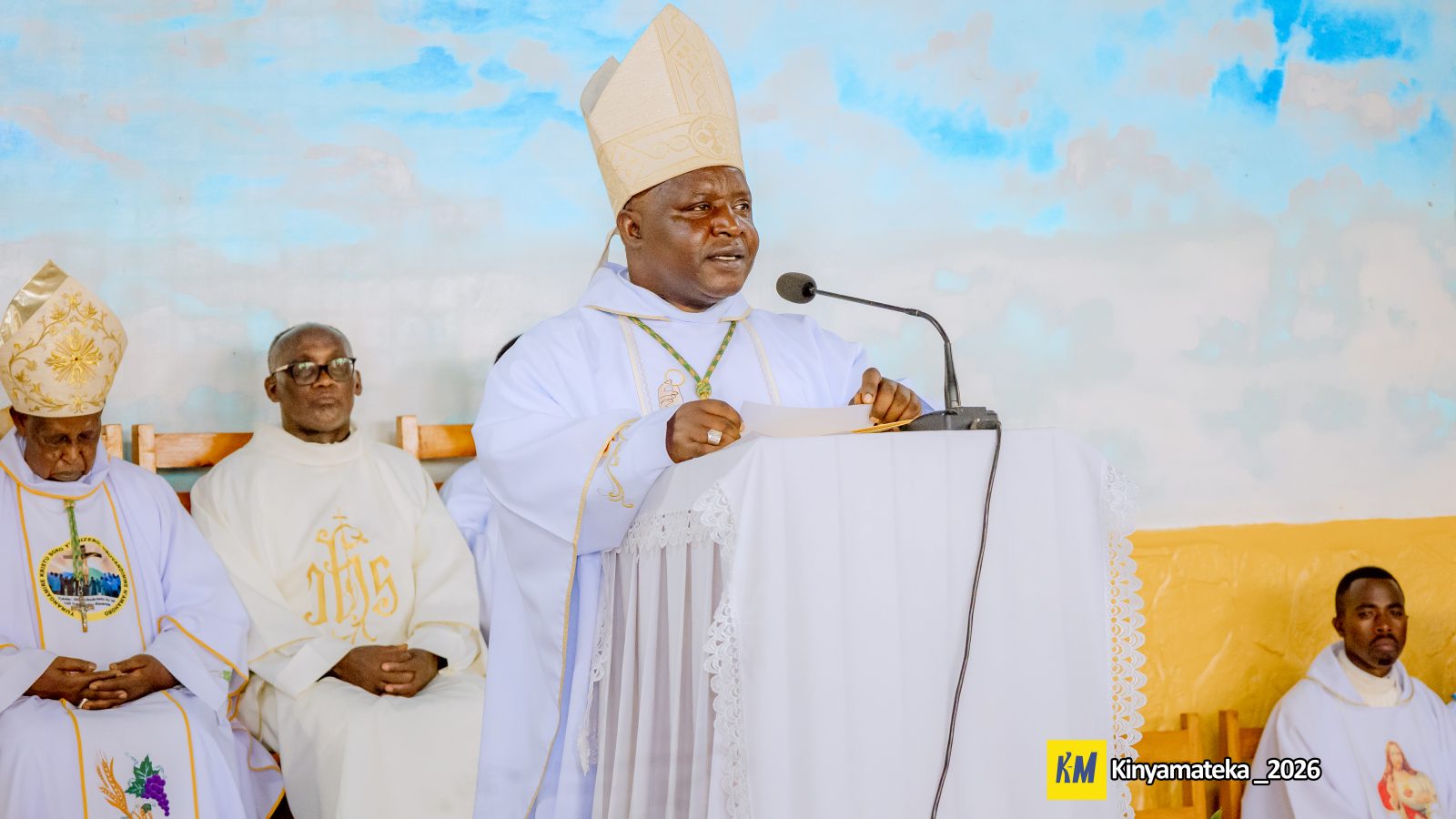Musenyeri Balthazar Ntivuguruzwa arimo gutanga inyigisho