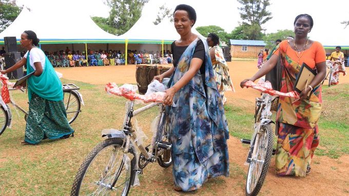 Abagore bafatanya n'abagabo babo gukora imwe mu mirimo igamije iterambere