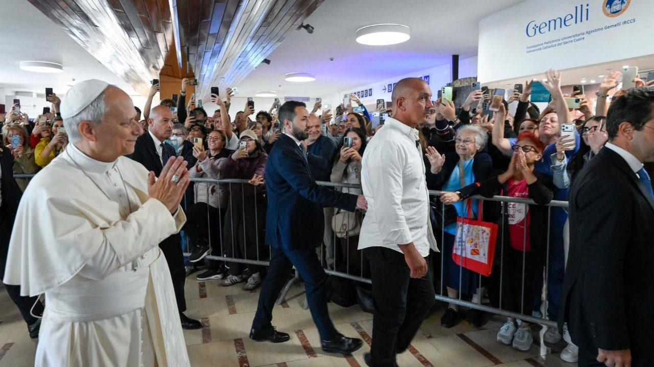 Papa Leo XIV yagejejwe mu bitaro bya Gemelli