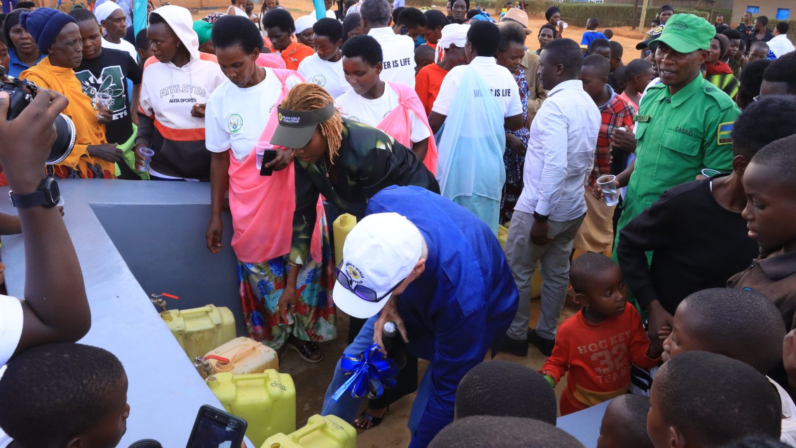Amazi yageze ku baturage ni imiyoboro gusa, bayabona ari uko abayobozi bari bubasure