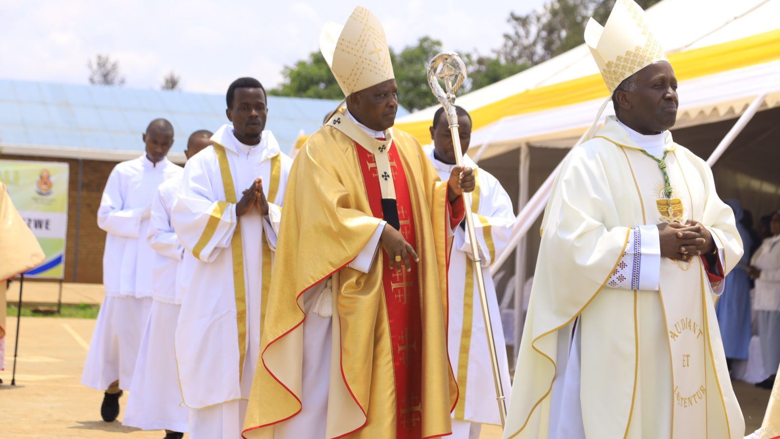Karidinali Kambanda, Arkiyepiskopi wa Kigali na Myr  Jean Bosco Ntagungira bize muri iyi Seminari ya Ndera, bitabiriye ibirori bya Yubile