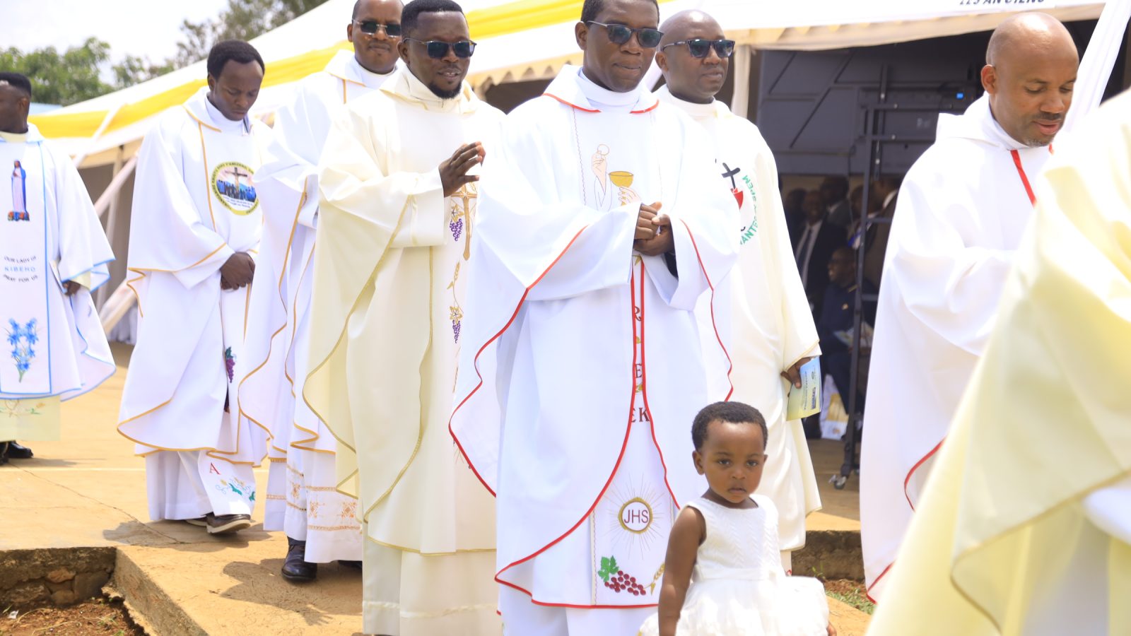 AGASHYA: Umwana w’umukobwa yatunguye abitabiriye Yubile ya Seminari ya Ndera, yinjira mu mutambagiro w’abapadiri