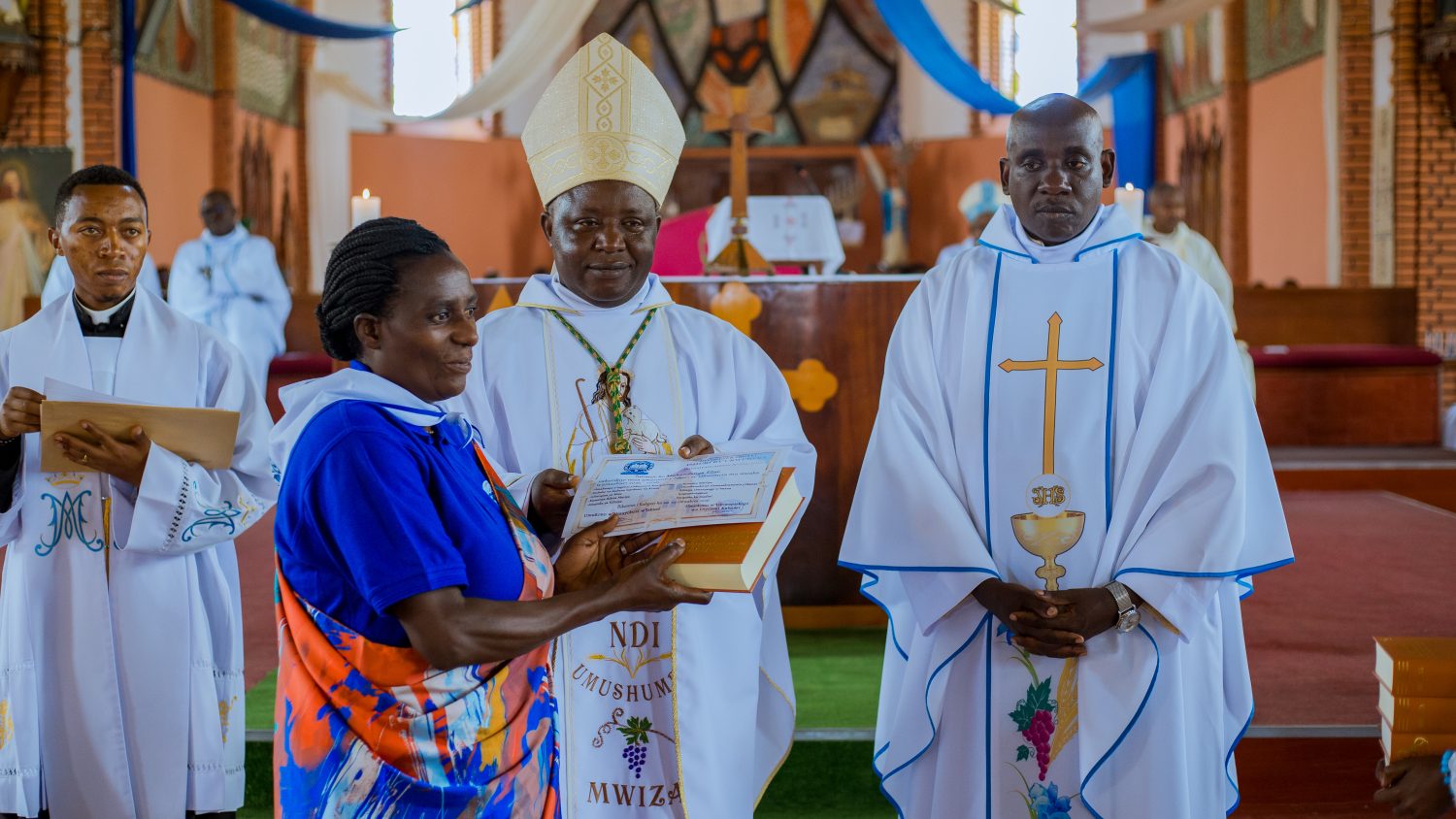 Abashoje amasomo bahawe Certificate na Bibiliya
