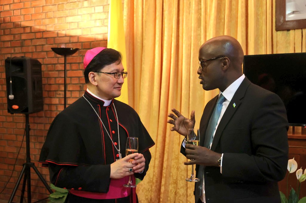 Ambasaderi Nduhungirehe na Myr Arnaldo Catalan