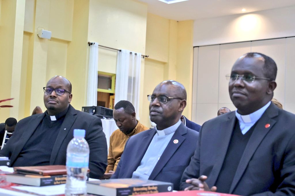 Padiri Marcel n'Abo bafatanyije kwandika iki gitabo