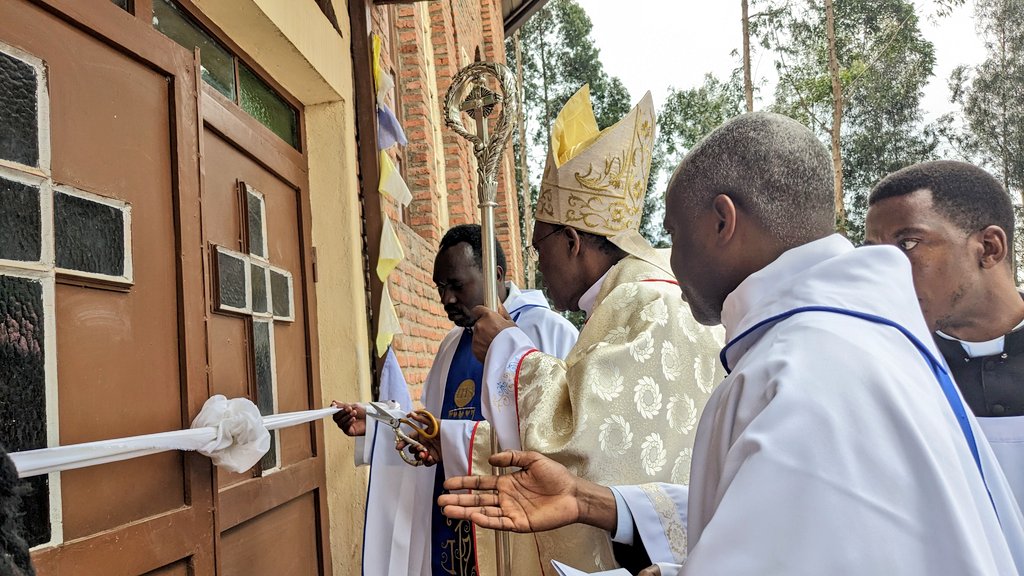 Myr Anaclet Mwumvaneza akikijwe na Padiru mukuru wa Paruwasi ya Nyundo na Padiri Mukuru wa Paruwasi ya Nyabirasi yafunguye ku mugaragaro paruwasi ya Nyabirasi