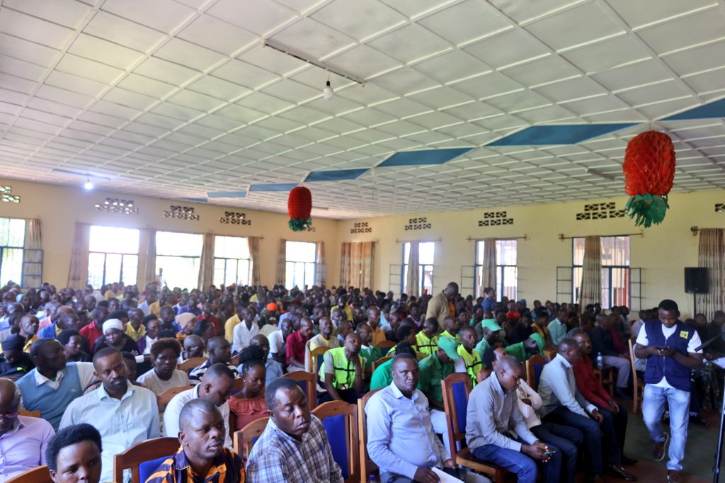 Abaturage bo mu mirenge ya Nzahaha, Rwimbogo na Gashonga bari bitabiriye iki gikorwa ari benshi