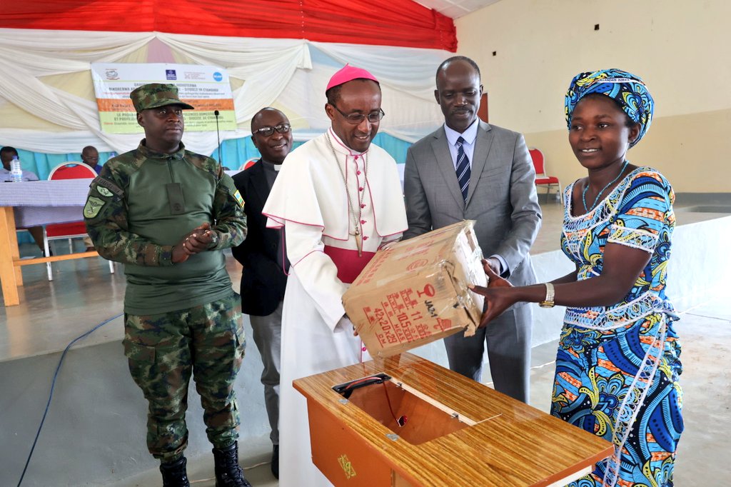 Umukobwa wabyariye witwaye neza yahawe imashini idoda ngo akomeze yiteze imbere