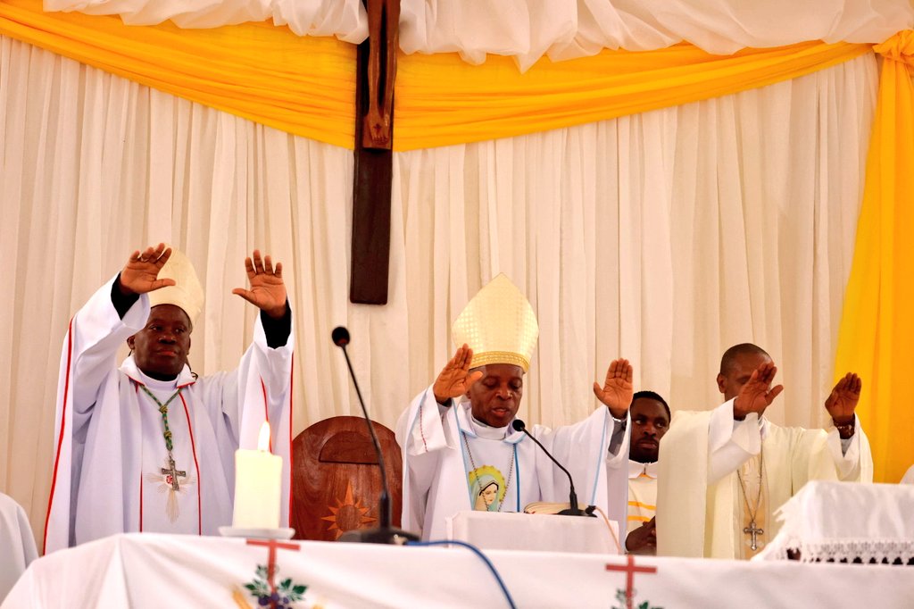 Abepiskopi bishimiye guhimbariza hamwe Pasika n'abapadiri