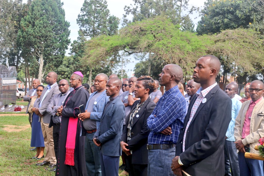 Igikorwa cyatangijwe no kuvugire isengesho ku rwibutso rwa Nyakarambi
