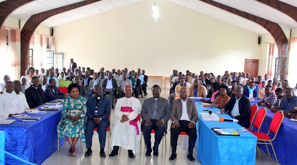 Myr Visenti Harolimana ari kumwe n'abayobozi b'amashuri Gatolika