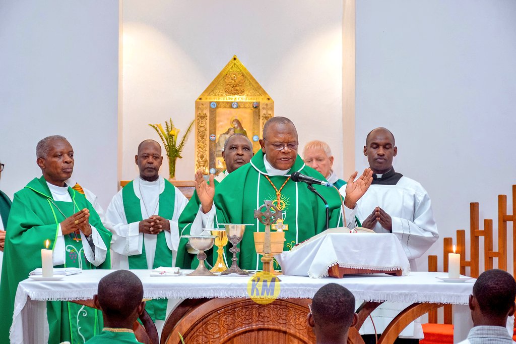 Karidinali Ambongo yafatanyije na Mugenzi we Karidinali Kambanda mu Gitambo cya Misa.
