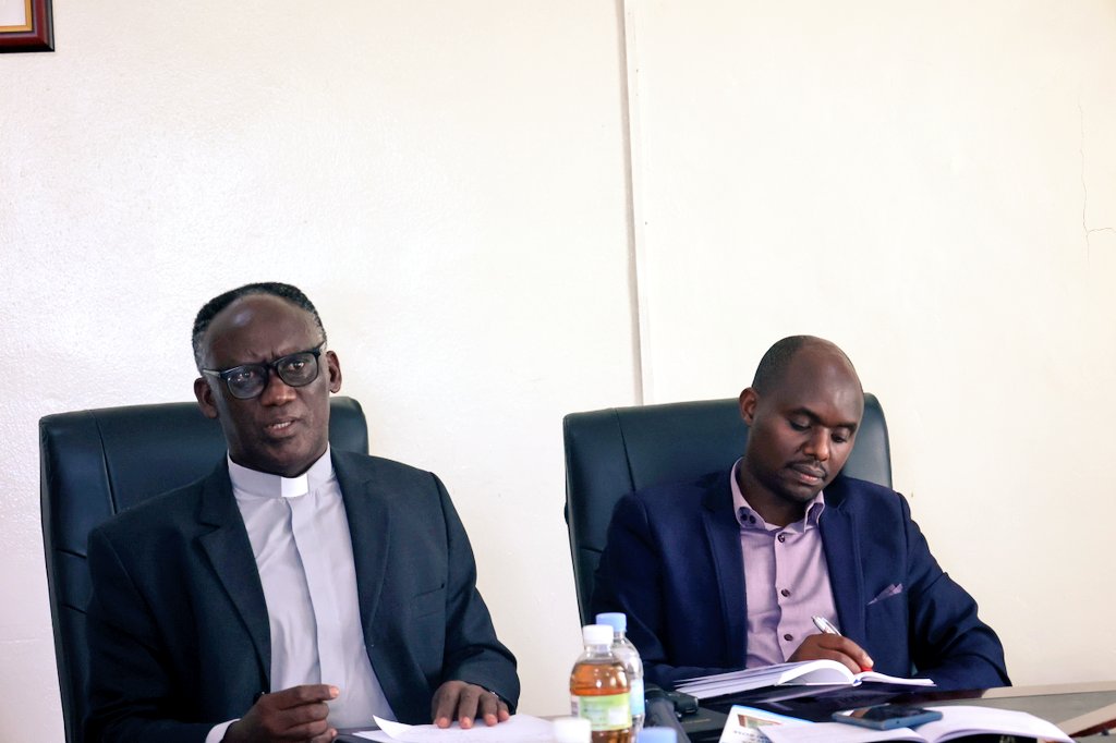 Nta gahunda yo gushyiraho itorero rimwe dufite-Padiri Uwizeye na Pasitori Ruzibiza