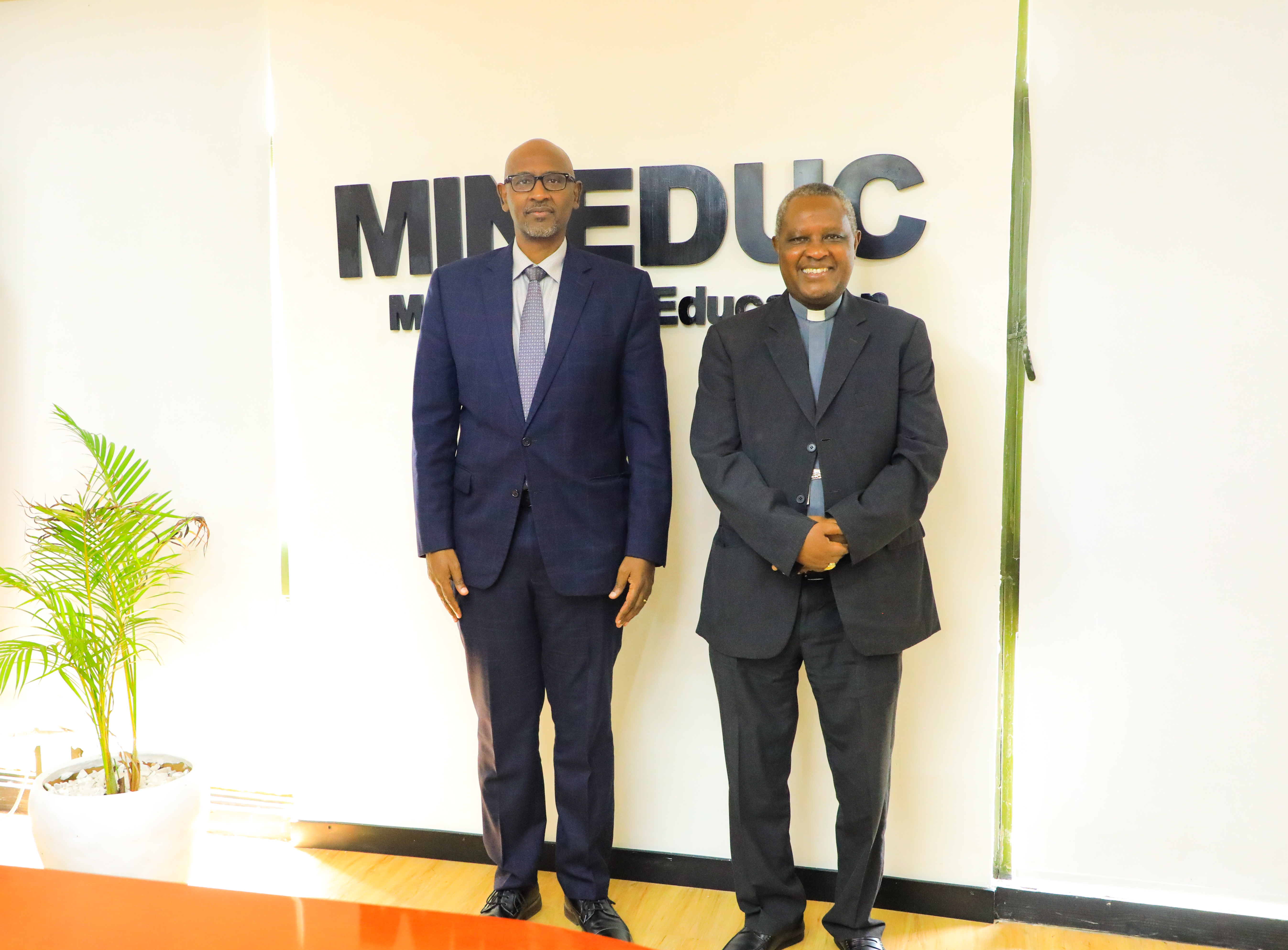 Minisitiri w'Uburezi yakiriye Karidinali Kambanda