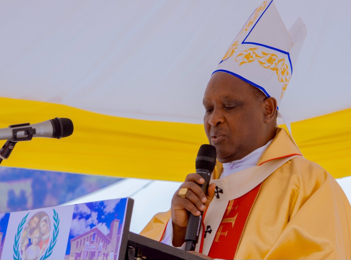 Karidinali Kambanda yanenze itegeko ryo kwemerera abana bafite imyaka 15 kuboneza urubyaro