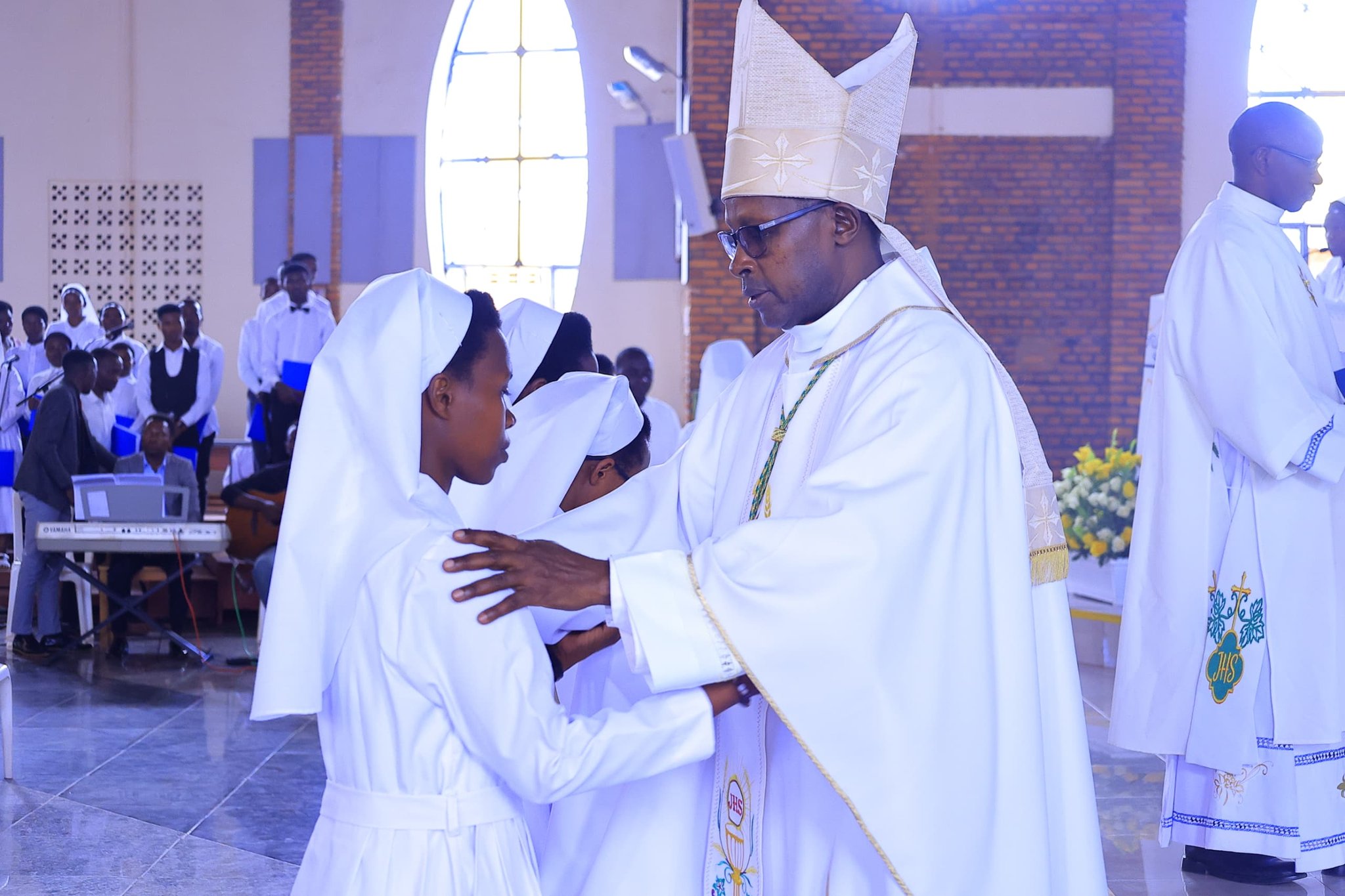 Kibungo : Mgr Twagirayezu asaba abihayimana kubaho mu bumwe na Kristu binyuze mu kumvira ababakuriye
