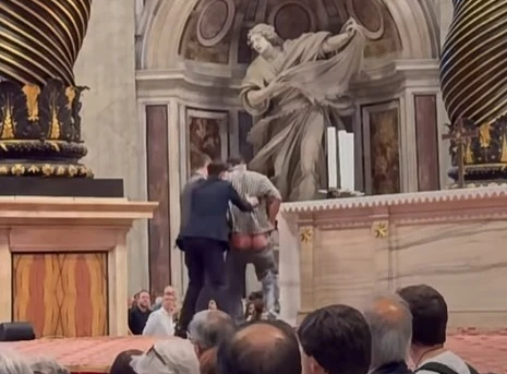 Umugabo yihagaritse imbere ya Alitari ya Bazilika ya Mutagatifu Petero i Roma