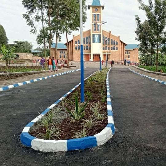 Abari bategereje ifungurwa ry'insengero bakuriwe inzira ku murima
