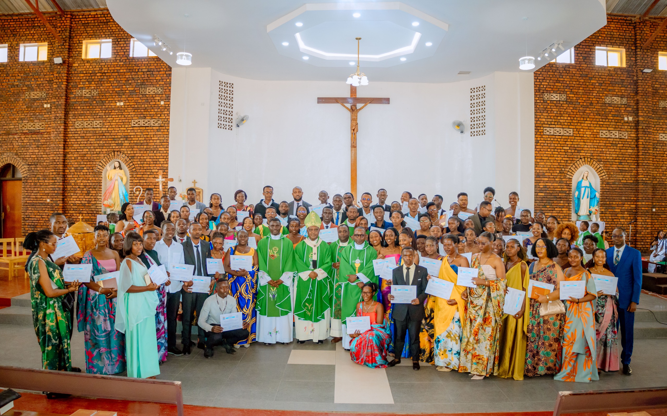 95 barangije mu ishuri ry’urubyiruko ryigisha Bibiliya bahawe impamyabumenyi, hatangizwa ikindi cyiciro