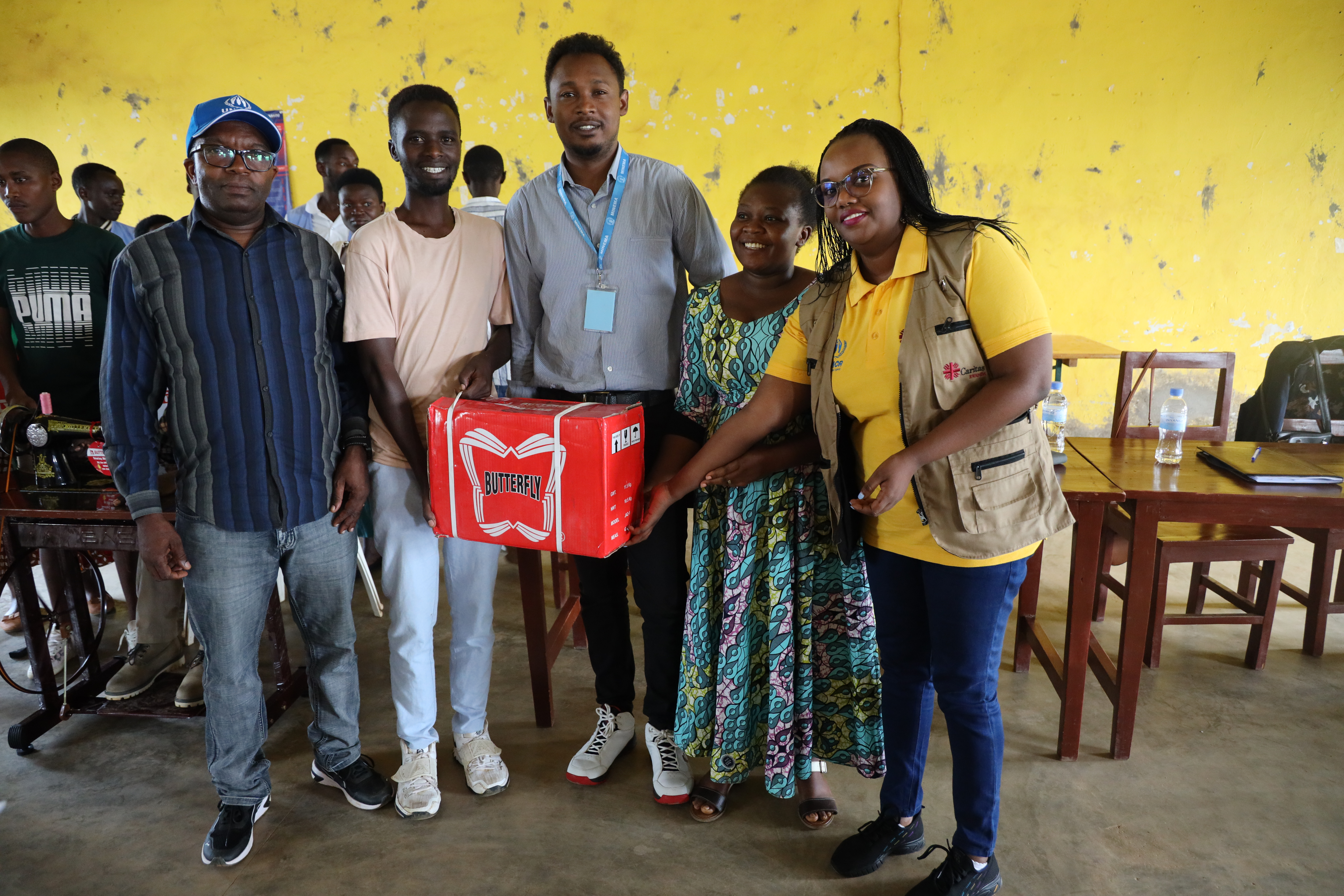 Nyuma yo kwihugura muri TVET bahawe ibikoresho bizabafasha gutangira gukora ibyo bize