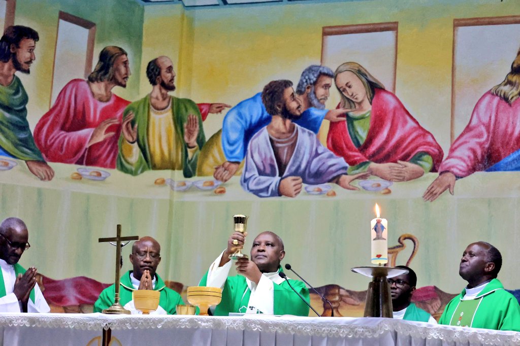 Kardinali Kambanda arasaba abagize ingo kwirinda ukwikunda, uburyarya n’ubuhemu