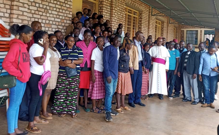 Butare :  Musenyeri Filipo Rukamba arashishikariza  urubyiruko gukunda imiryango-remezo n’imiryango y’ Agisiyo Gatolika