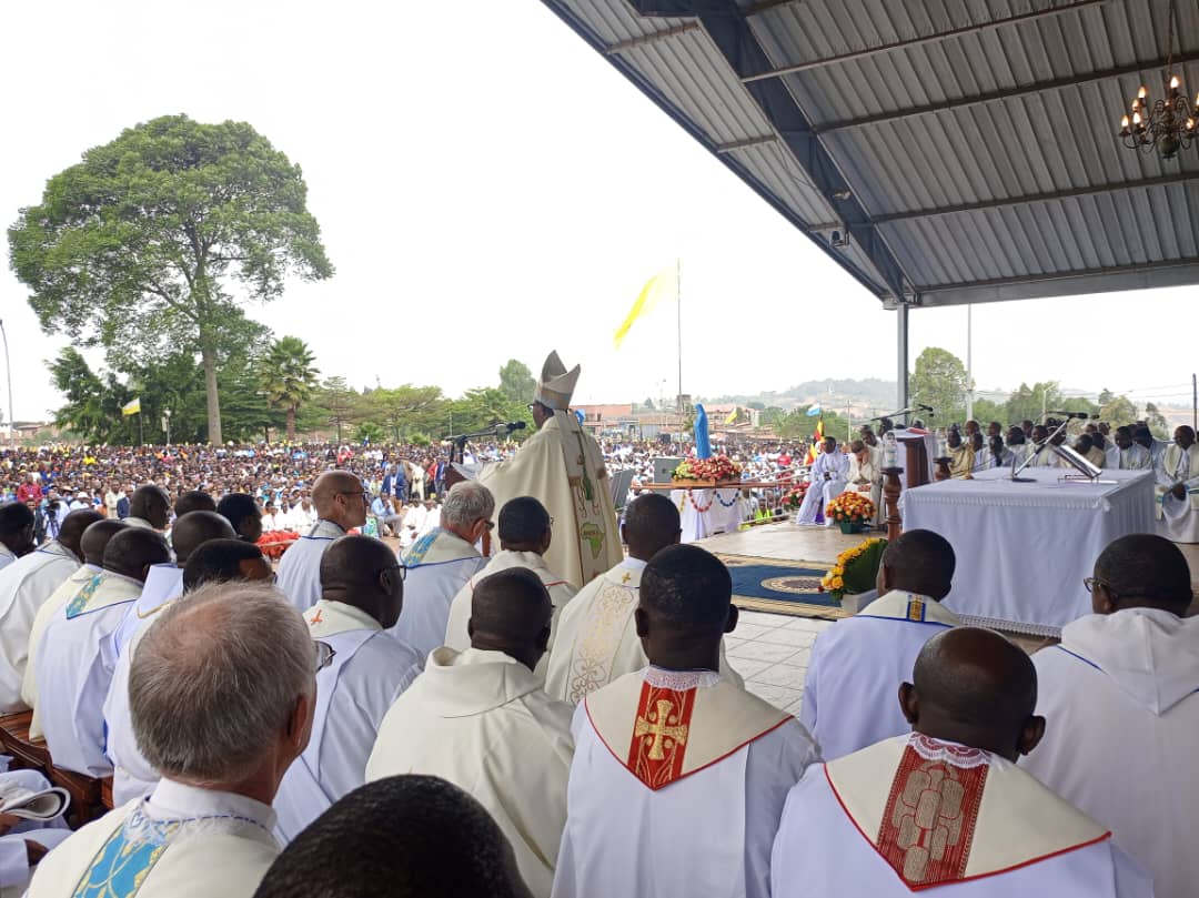 Musenyeri Selesitini yasabye Abakristu Gatolika kudaterwa ipfunwe n’uko hari ababita abasazi