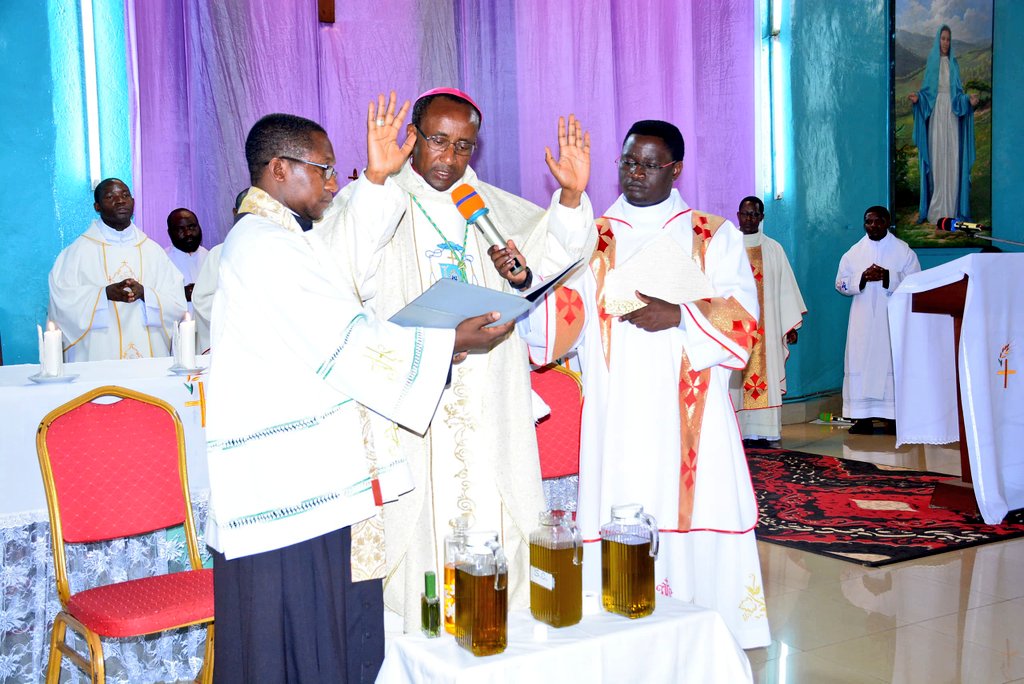 Myr Edouard Sinayobye Mu misa y'Amavuta Matagatifu