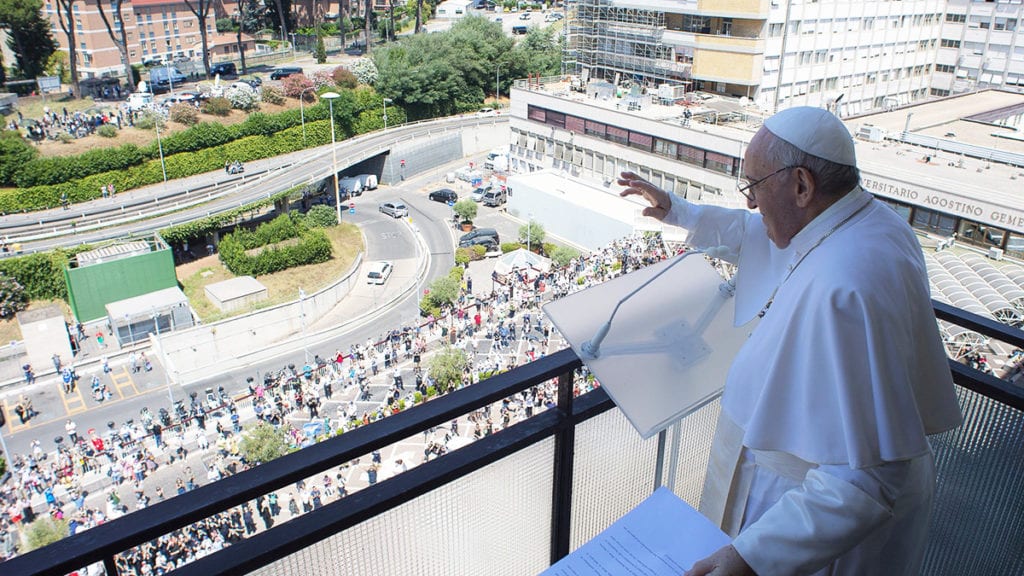 Papa Fransisiko akomeje kuvurwa indwara y'ubuhumekero mu bitaro bya Gemelli I Roma