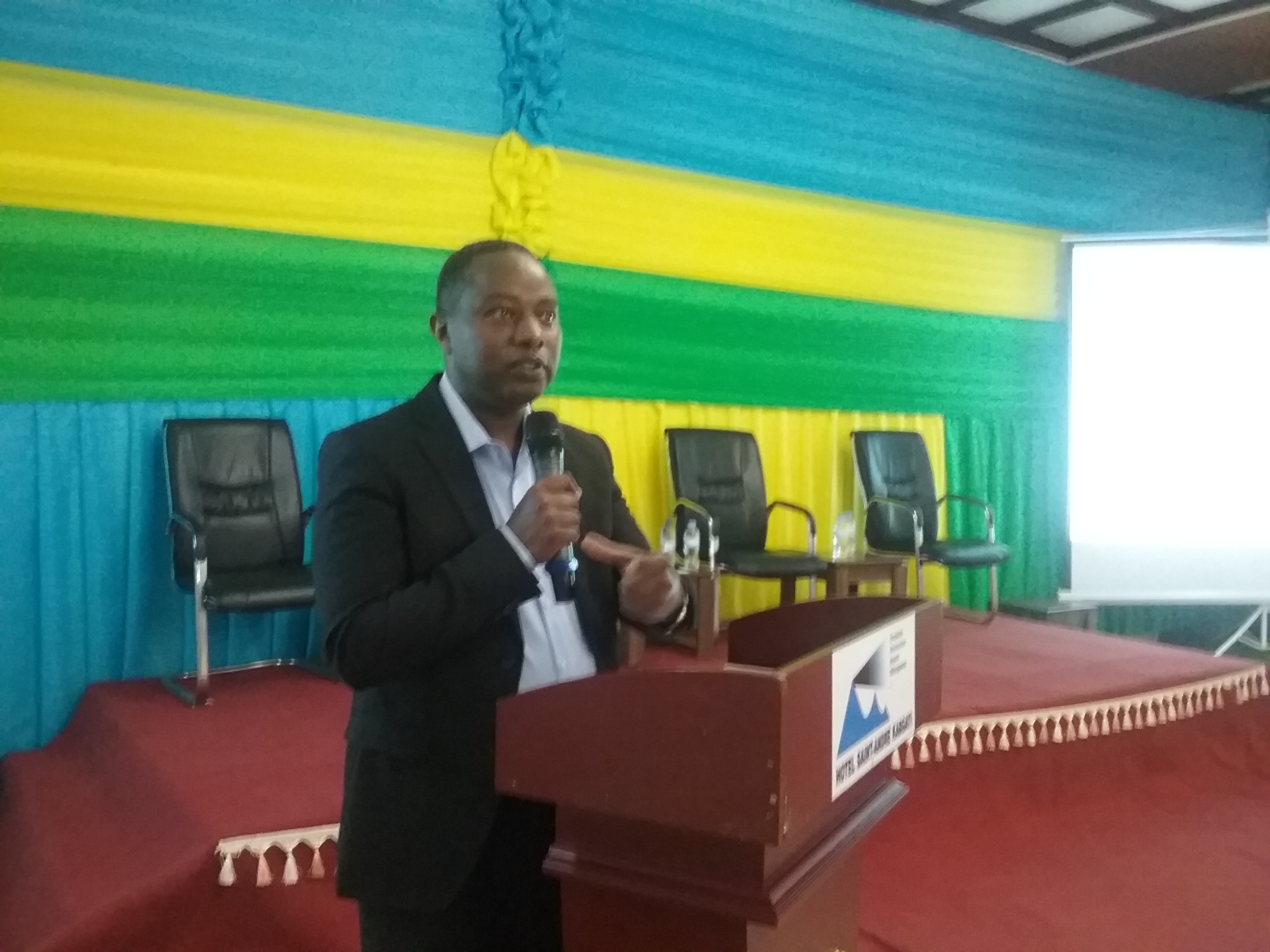 Hari ibyo ushobora kwigisha cyangwa kubuza umwana ukamwangiza utabizi, Padiri Fidele Dushimimana