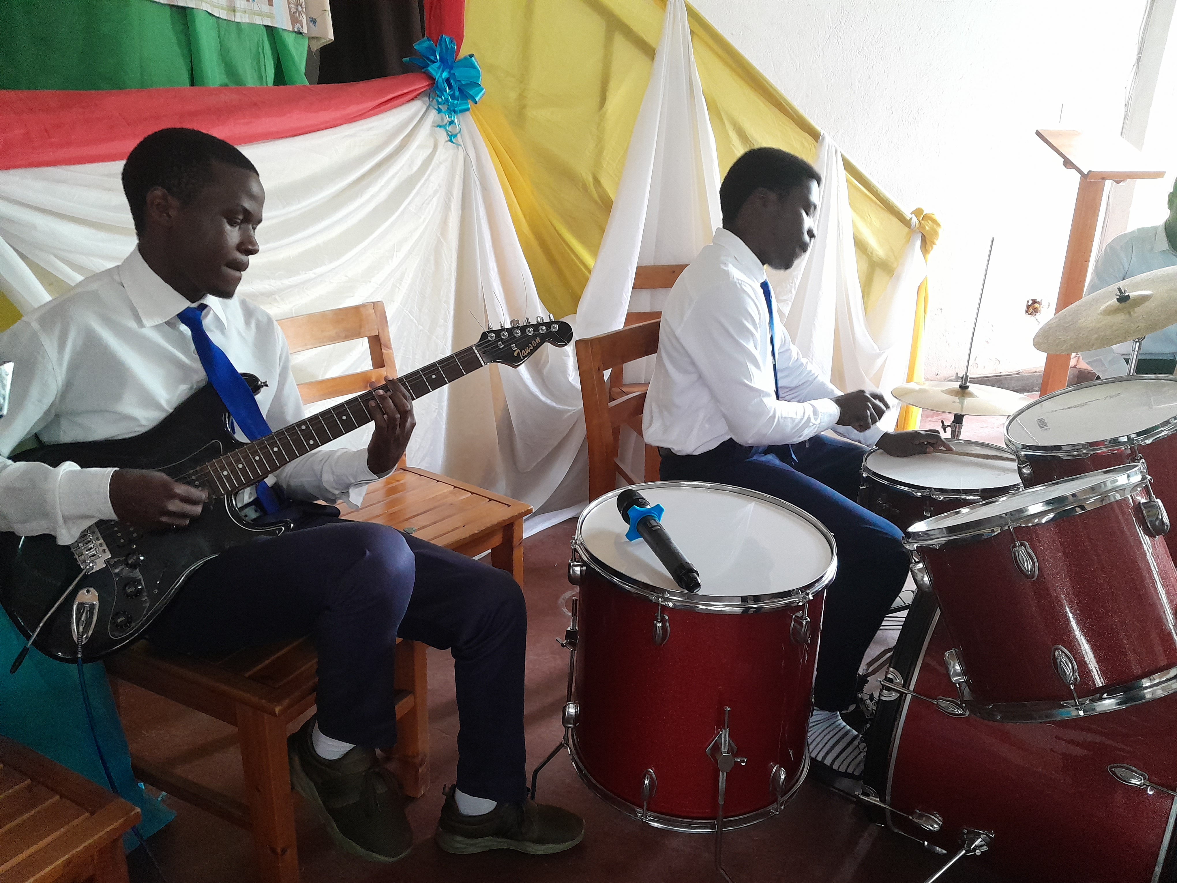 Musenyeri Smaragde yakebuye abahinduye Muzika urusaku no kurata umubyimba