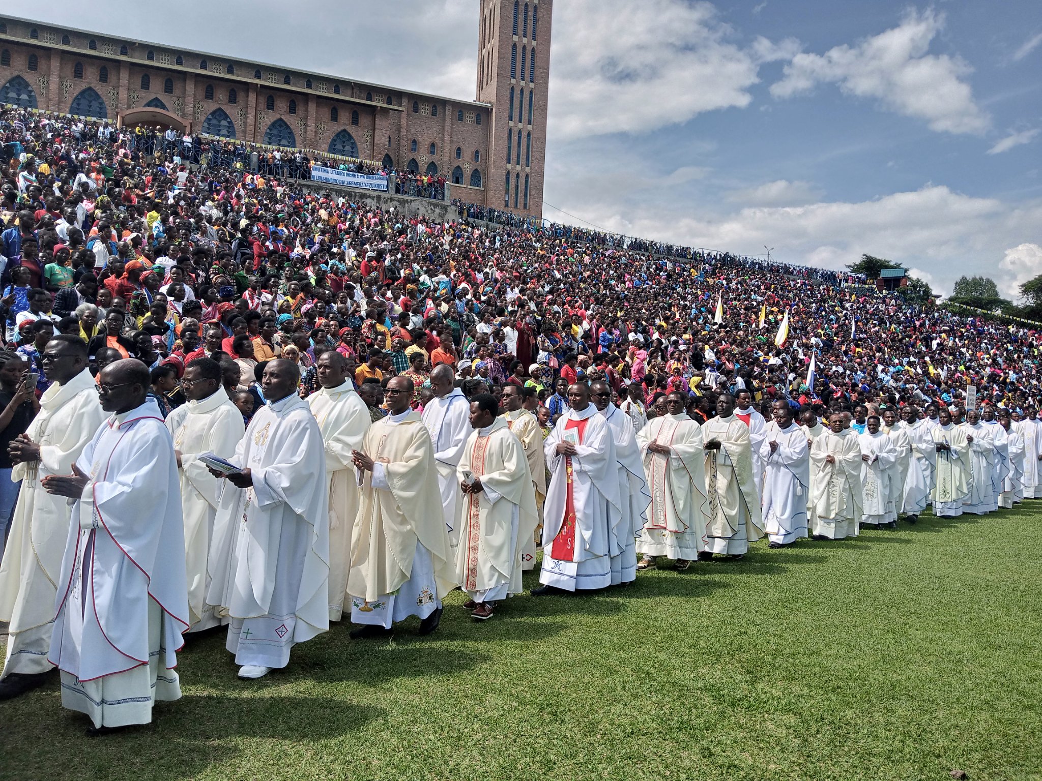 Abagera ku bihumbi 20 bitabiriye ibirori bya Bikira Mariya wa Fatima Diyosezi Ruhengeri yisunze