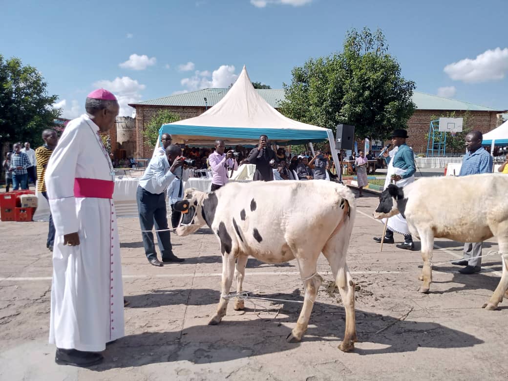 Ababyeyi barerera mu Iseminari nto ya Kabgayi bagabiye inka myr Smaragde na myr Balthazar