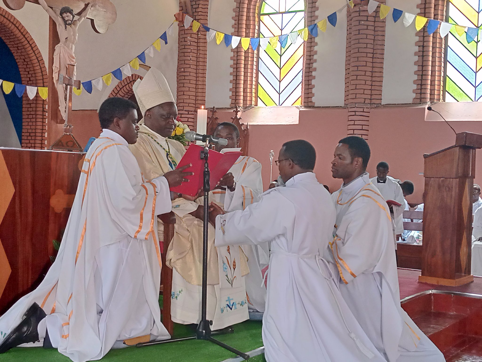 Nyuma yo kubyara umwepiskopi, Santarali Cyanza ibonye undi mupadiri