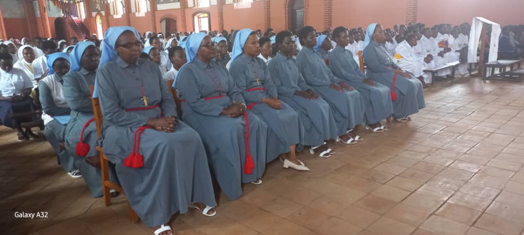Ababikira bo mu muryango w'Abarangarukundo bashinzwe na Padiri Niwenshuti P. Celestin.