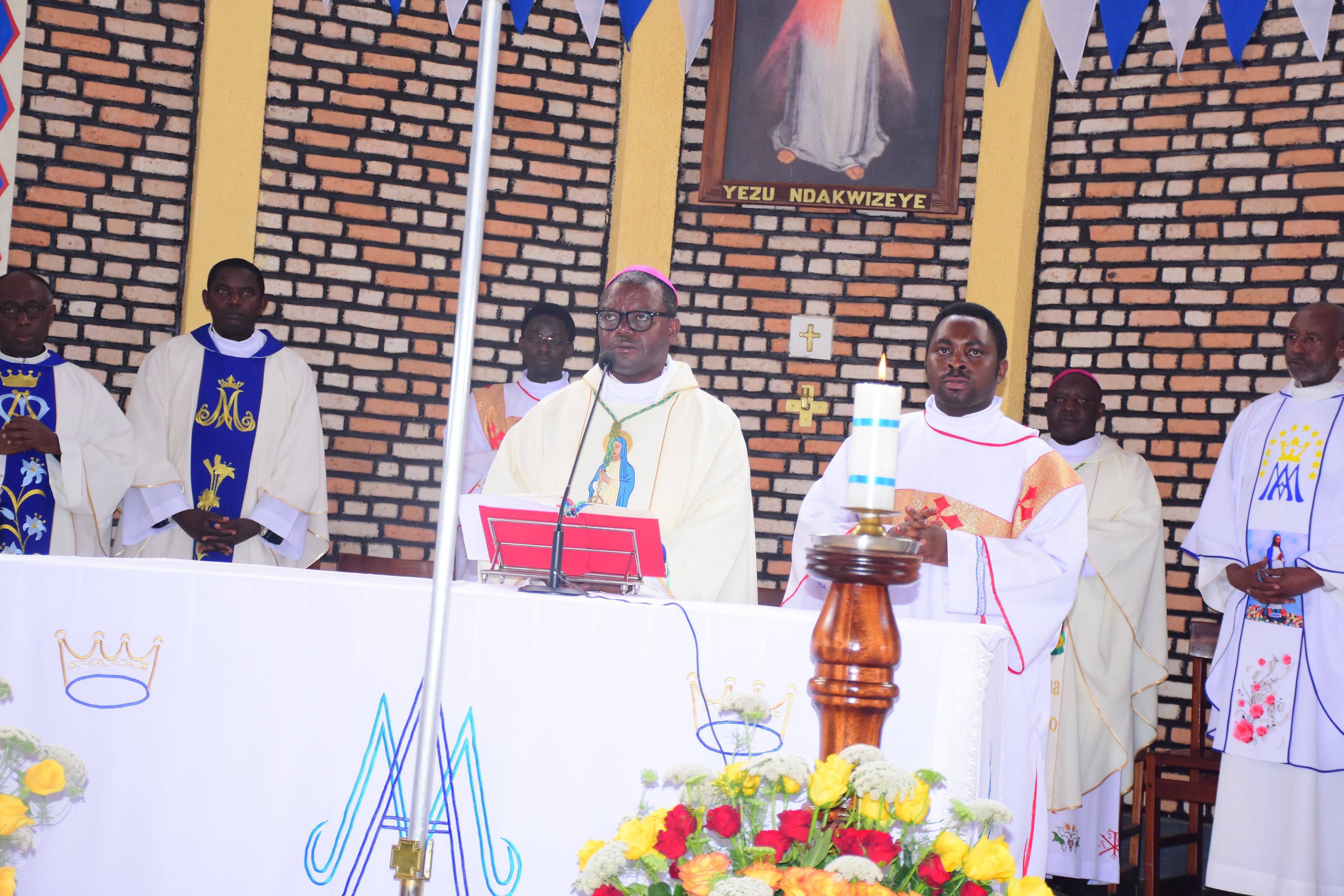 Abaseminari bakuru n'abarezi babo bakoreye urugendo Nyobokamana i kibeho