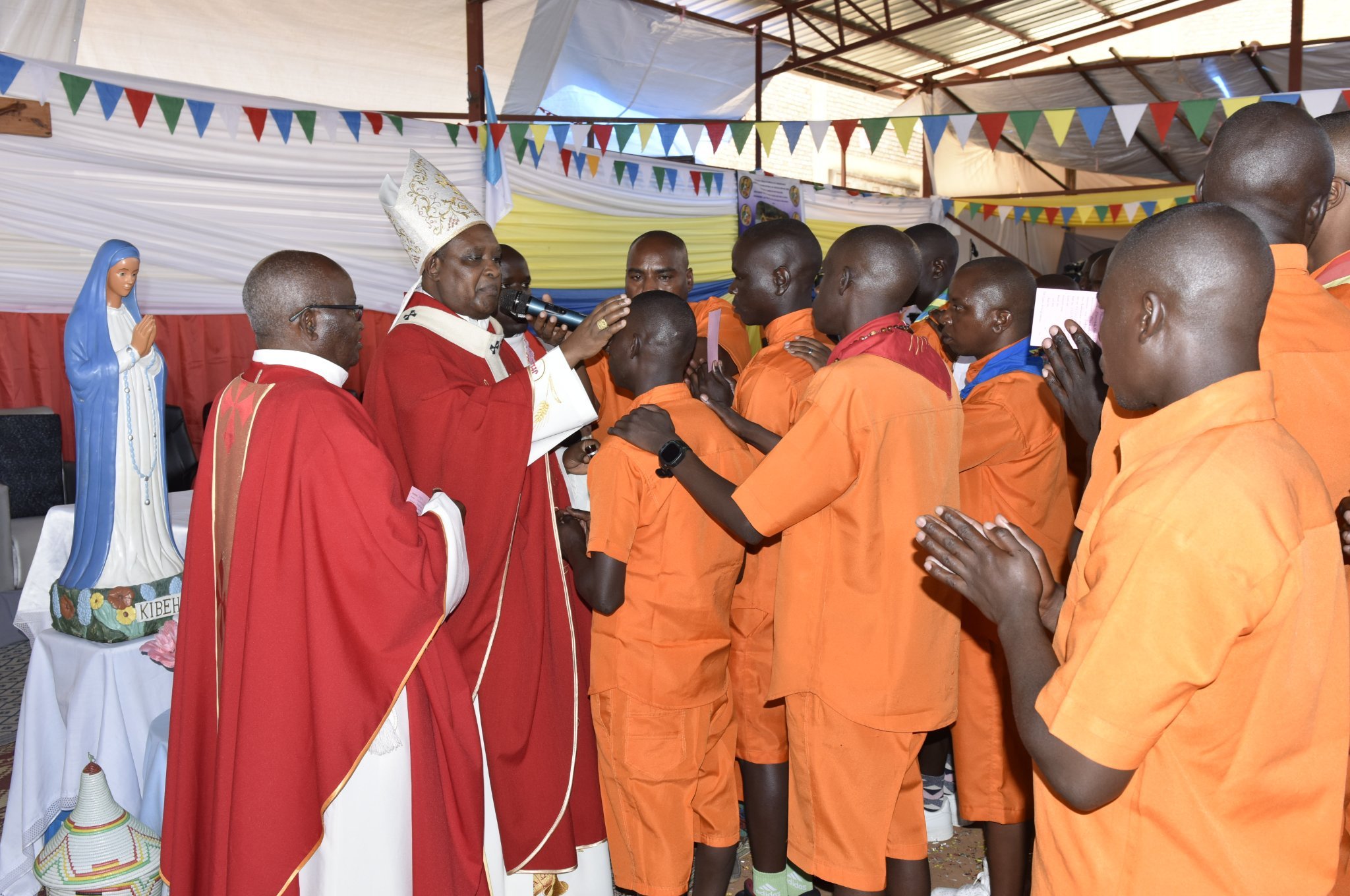 Kardinali Kambanda yatanze isakaramentu ry’Ugukomezwa mu Igororero rya Nyarugenge