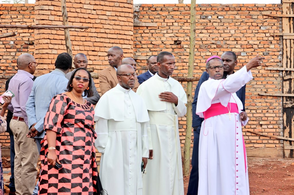 Myr Jean Marie Vianney na Mayor wa Ngoma n'abandi bashyitsi berekwa imbago za paruwasi
